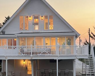 Welcome To Coastal Serenity - Your Ultimate Beachfront Escape! - Milford - Building