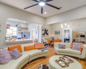 Stadium Luxe Retreat- Walking Distance to AT&T Sta - Arlington - Salon