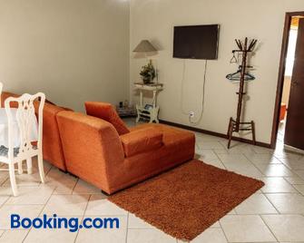 Pousada Homestay Jaraguá Do Sul - Jaraguá do Sul - Wohnzimmer