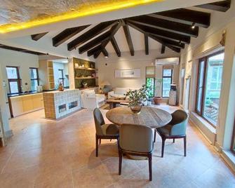 Baden Town Hot Spring Villa - Qingdao - Dining room