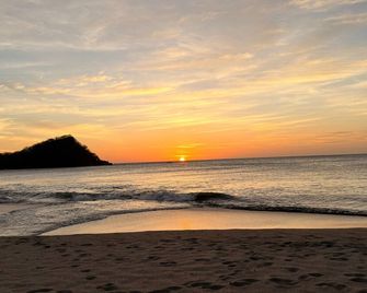 Cozy 2-bedroom house in perfect Puerto Soley with AC 10 mins to beaches - Puerto Soleo - Playa