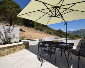 Bougainvillea Apartment - large private equipped terrace 450 m from the sea - San Marco Di Castellabate - Patio