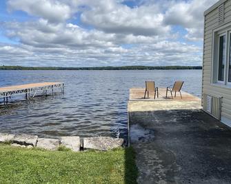 Waterfront Paradise on the lake!! - Bobcaygeon - Living room