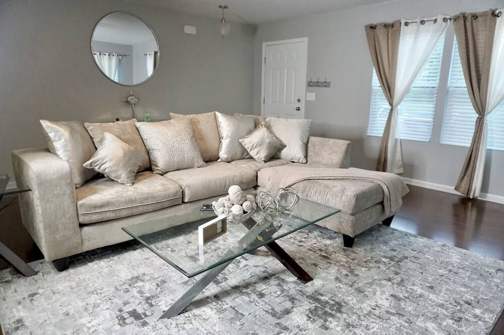 Beautiful Home Near Unc & More..Wi-Fi.2 Lofts! - Charlotte - Living room