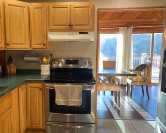 2- bedroom cozy private northwoods cabin - Antigo - Kitchen