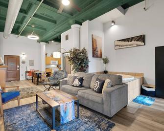 Pet-friendly, Ship View, Canal Park, Condo, Pool - Duluth - Living room