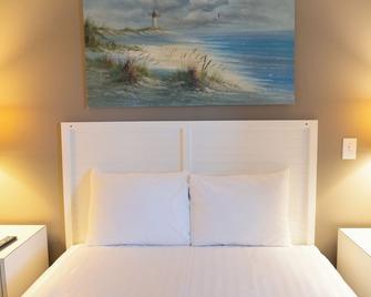 Sea Watch Inn at the Landing - Murrells Inlet - Bedroom