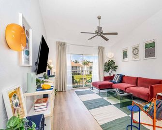 Pondview Condo: 0.5mi to Beach! - Melbourne - Living room