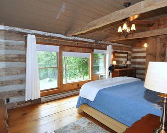 Pondview Cabin - Log Cabin Retreat - Berkeley Springs - Bedroom