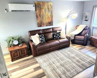 City View Home - Stylish & Renovated - Pocatello - Living room