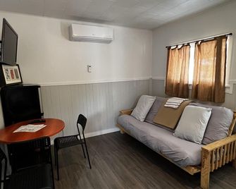 Dock Life Beach 1 - Cottage 5, Riverside Property, 2 Bdrm, 3 Min Walk To Beach 1 - Wasaga Beach - Living room