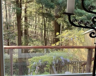 Large house Up in the Redwoods perfect for large families. Pet friendly. - Fortuna - Balkon