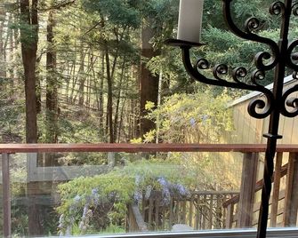 Large house Up in the Redwoods perfect for large families. Pet friendly. - Fortuna - Balkon
