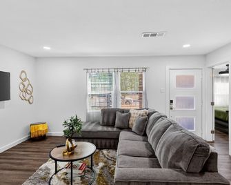 The Sage At Dogwood 3 Bedroom Home - Ντάλας - Σαλόνι