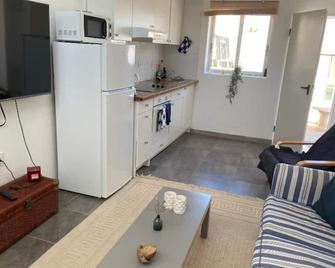 Cosy 1 bed pool house - L'Albir - Olohuone