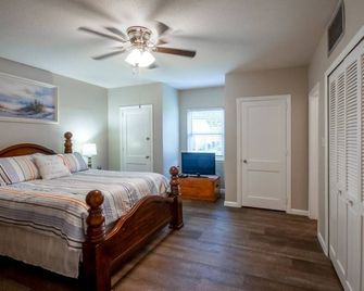 Beautiful Lake Harris sunsets and wildlife on the property! Enjoy gentle breeze - Tavares - Спальня