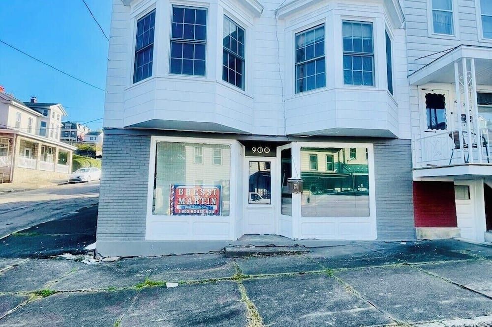 Spacious 5-bedroom apartment in charming Ashland with WiFi