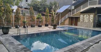 Nueve Malioboro Hotel Yogyakarta - יוגיאקרטה - בריכה