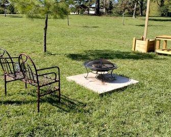 Gorgeous Safari Tent Perfect for an Eco Glamping Getaway in Coldspring, Texas - Coldspring - Patio