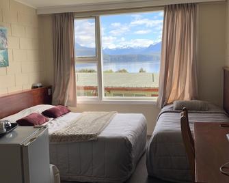 Manapouri Lakeview Motor Inn - Manapouri - Bedroom