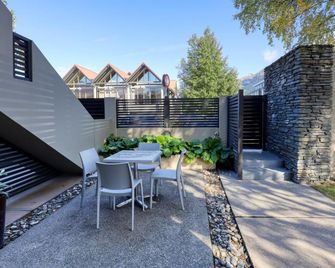 Garden Court Suites And Apartments - Queenstown - Patio