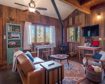 Treetop Cabin W/ Jetted Tub - Cozy Escape Near Avl - Marshall - Sala de estar