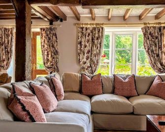 Listed Farmhouse on the edge of the Cotswolds - Witney - Вітальня