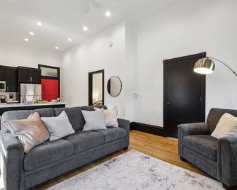 Sleek Millersburg Apartment in Downtown! - Millersburg - Living room