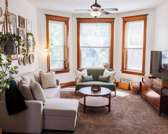 Cozy Getaway Chicago Oasis In Portagepark 5 Bd/ 3br - Chicago - Living room