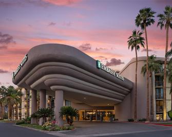 Embassy Suites by Hilton Phoenix Biltmore - Phoenix - Building