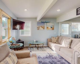 Adorable nautical-themed home with a private hot tub & ocean views - Port Orford - Sala de estar