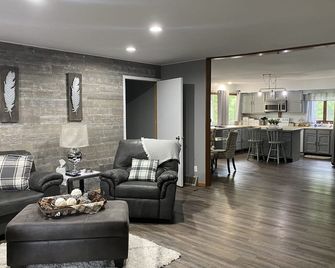 Beautiful Home in the Heart of the Driftless - Viroqua - Living room