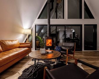 Modern Rustic A-Frame Cabin with Barrel Sauna - Nordegg - Living room