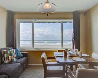 Spacious Top Floor Oceanfront Suite - Pool and Sauna - Sleeps 4 - Lincoln City - Spisestue