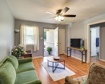 Walk To Dining And Shops Dtwn Brookhaven - Brookhaven - Вітальня