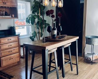 The Witch Den - Trendy and Historical Home in the heart of Salem - Salem - Dining room