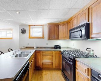 Ski-in/ski-out mountain-view condo next to Grammy Jay trail w/ board games, W/D - Jay - Kitchen
