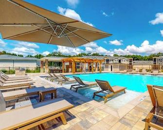 Resort-Style Pool! Game Room! Free Parking! Fitness Center!\n - Savannah