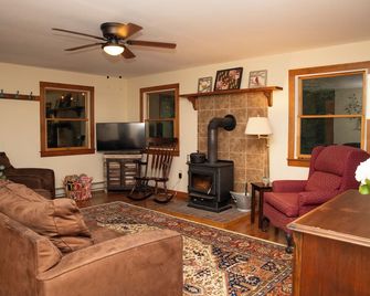 Woods, River, Relaxation- Berkley Springs - Great Cacapon - Living room