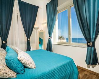 MarLove with Rooms Sea View and private Beach - סירקוזה - חדר שינה