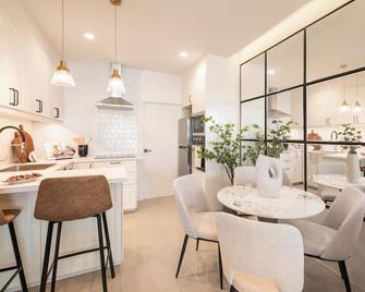 Chao Wilai Residence I Naiyang Beach I Hkt Airport - Phuket City - Sală de mese