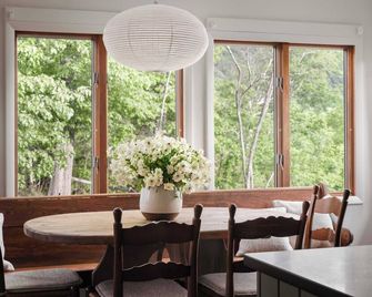 Hygge River House • Hot Tub, Fire Pit, River Views - Strasburg - Dining room