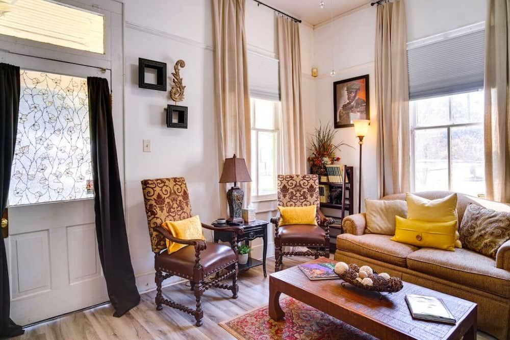 Charming 2-bedroom house with WiFi, AC in enchanting downtown Opelousas. - Opelousas - Huiskamer