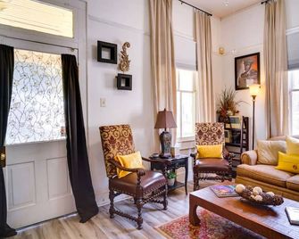 Charming 2-bedroom house with WiFi, AC in enchanting downtown Opelousas. - Opelousas - Huiskamer