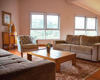 Plaza Inn Week Inn - Campos do Jordão - Living room