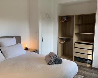 Gîte 50m2 with enclosed garden, dog welcome, 15 mn from beaches, king size bed - Poiroux - Habitación