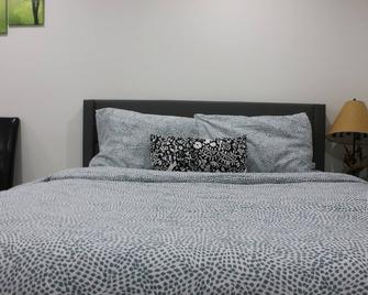 Comfy Basement Near Kw Airport - Kitchener - Bedroom
