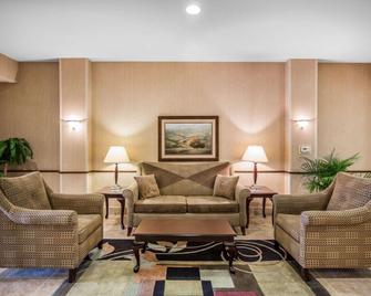 Rodeway Inn & Suites - Salina - Living room