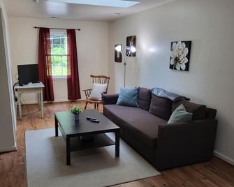 Comfortable Bungalow near the Potomac River - Knoxville - Living room