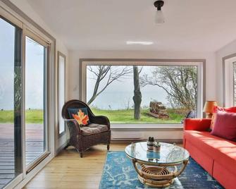 Lakeside Pec: Beautiful Waterfront & Patio - Wellington - Living room